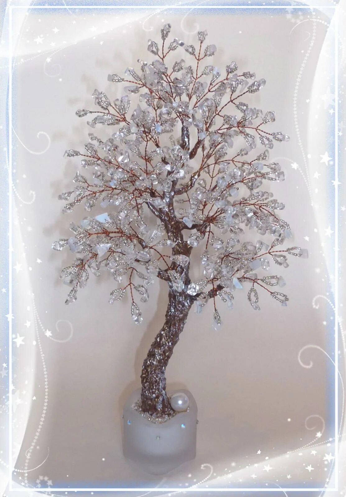 зимнее дерево из стекляруса. зимнее дерево из бисера. зимнее дерево из бисера. бисероплетение зимних дерева. зимнее дерево из стекляруса.