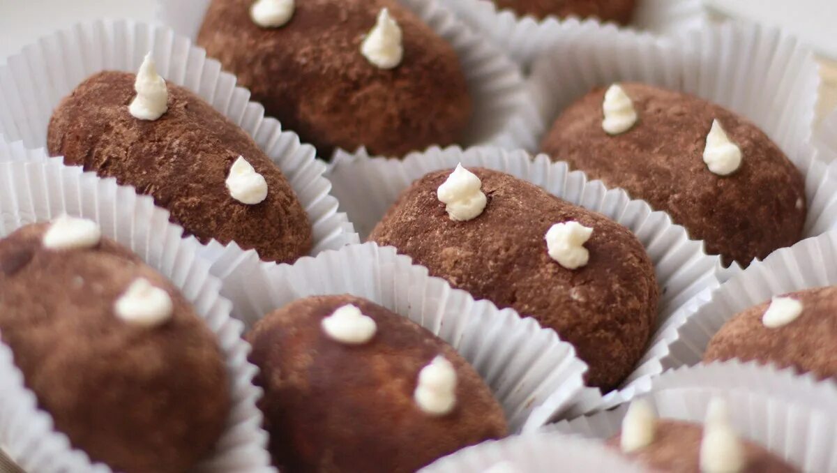 Пирожное картошка 2022. Пирожное "картошка". Крошковое пирожное картошка. Пирожное "картошка". Пирожные картошка.