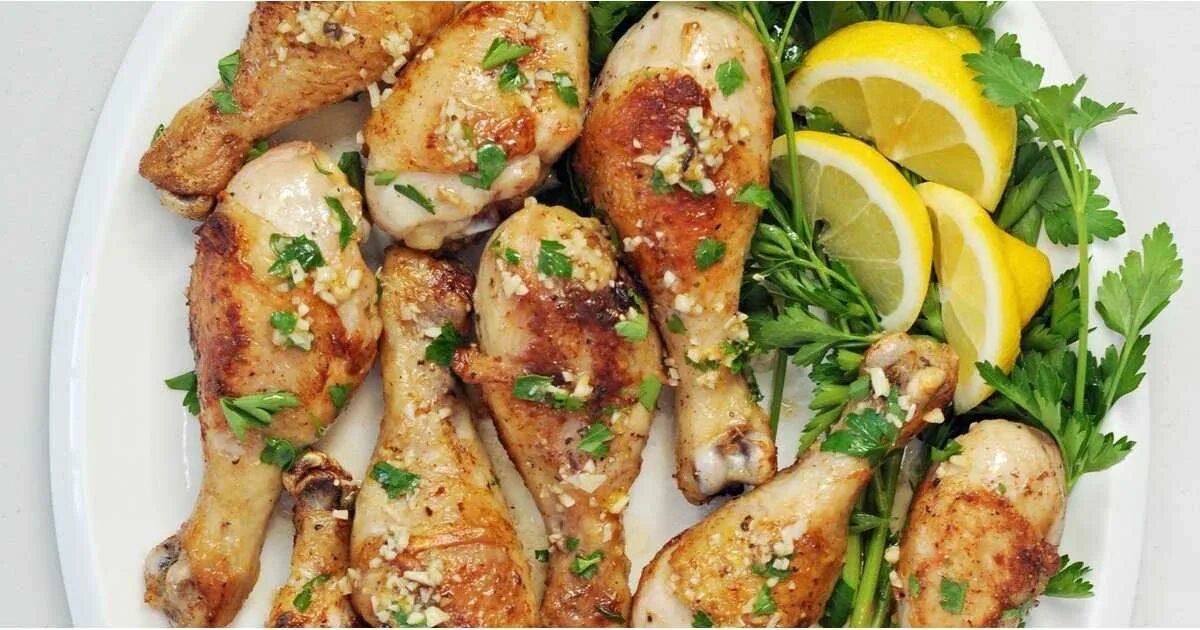 Как готовить голень курицы. Блюда с куриными ножками. куриная голень блюдо. куриные голени тушеные. куриные ножки в чесночном соусе.
