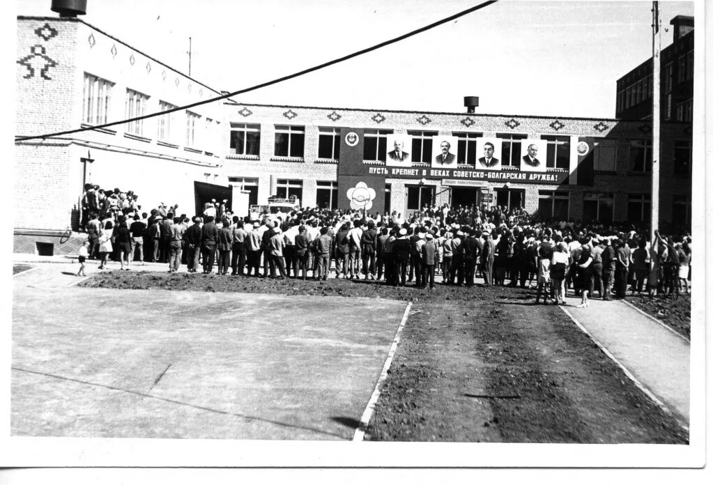 Мбоу сош 4 аксай. Школа 2 аксай. Школа 4 аксай ростовская область. Ростовская область. Аксай.