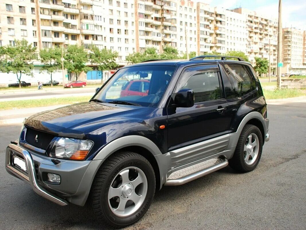 Mitsubishi pajero трехдверный. Паджеро 2002. Mitsubishi Pajero 3 дверный. Мицубиси Паджеро 2002. Мицубиси Паджеро 3 3 дверный.