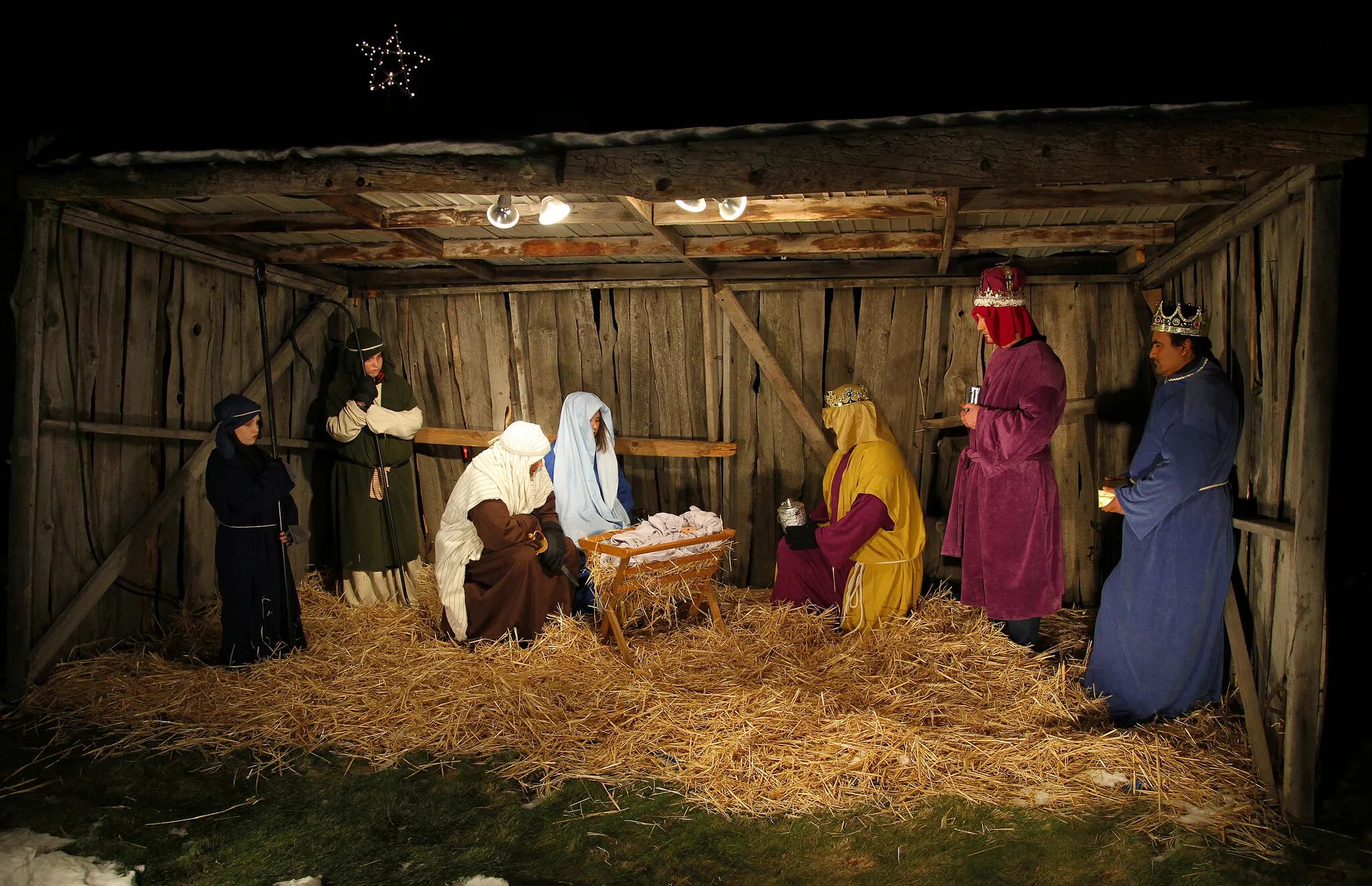 Где родился иисус стране. Рождение Христа в хлеву. Рождение Иисуса Христа в хлеву.