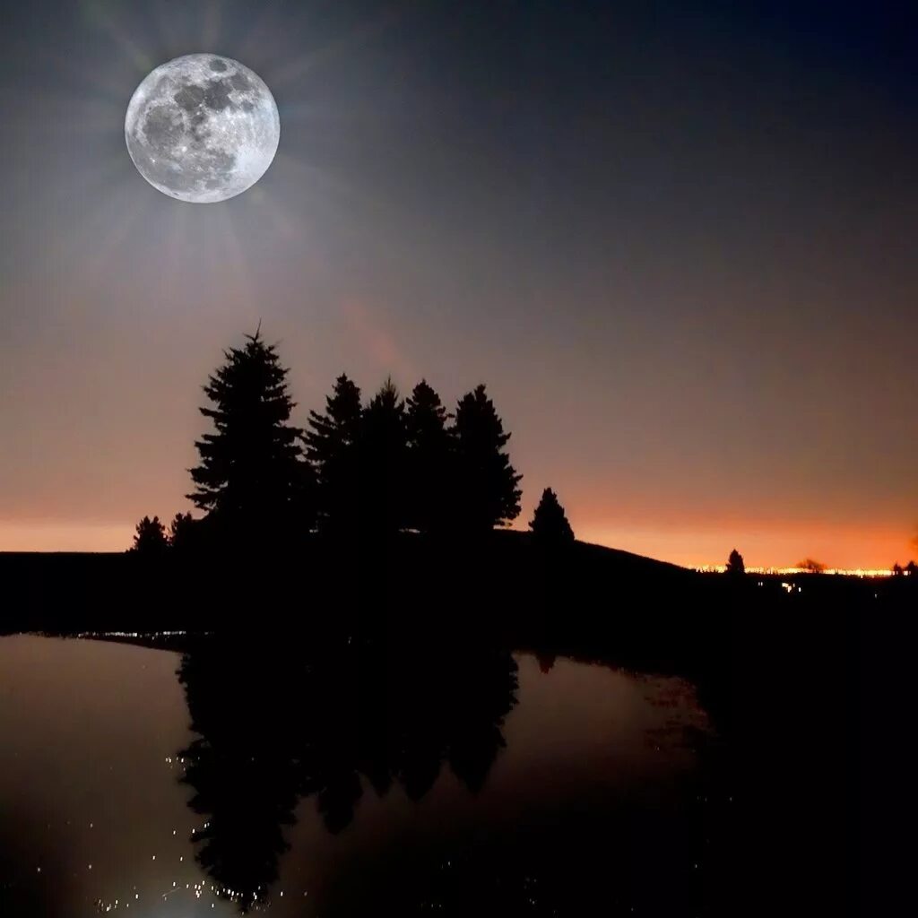 Ночной пейзаж. Ночная Луна. Луна вечером. Ночное небо.