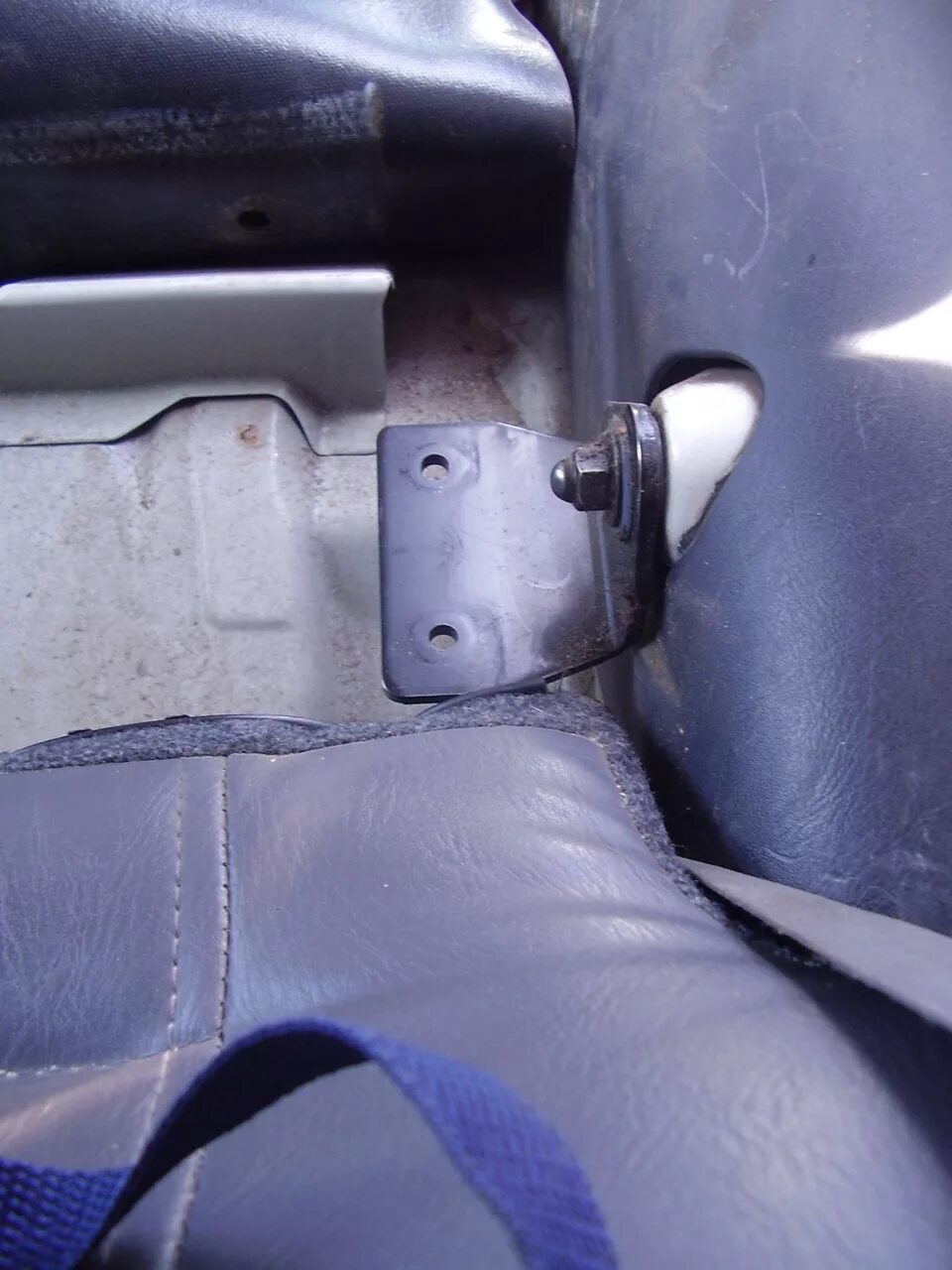 Замена задних стоек toyota ist drive2. Задние сиденья от субару на ниссан ад. Крепления сидений nissan cube 10. Задний диван nissan ad y11. Ручка регулировки сиденья мерседес w163.