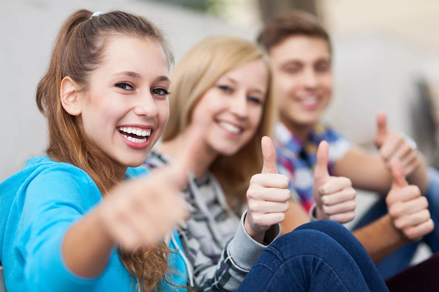 Students fun. Радостные подростки. Счастливые подростки. Подросток улыбается. Человек радостный.