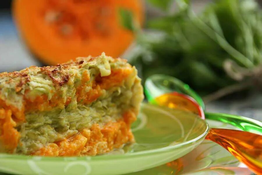 Овощная запеканка-кугель. Суфле из кабачков в духовке. Куриное суфле с кабачком. Кабачковое суфле. Суфле из кабачков в духовке.