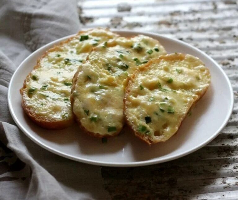 Бутерброды сыр с чесноком и яйцом. Бутерброды с плавленым свром. Бутерброды с плавным сыром. Бутерброд с плавленным сыром. Бутерброды с плавленным сыром и чесноком.