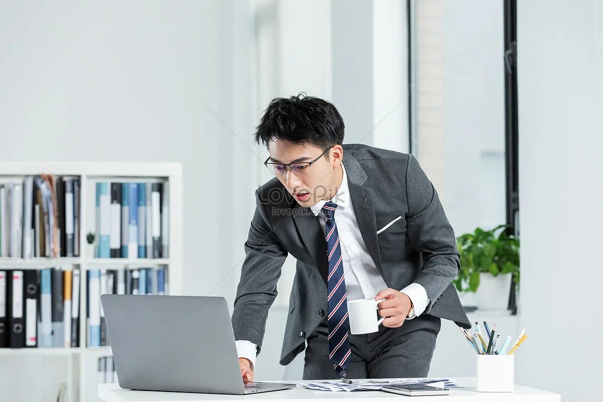 Простаивает без работы. Простаивает без работы. Мужчина стоит с бумагами и думает ремонт. Стол секретаря. Мужчина на работе стоит.