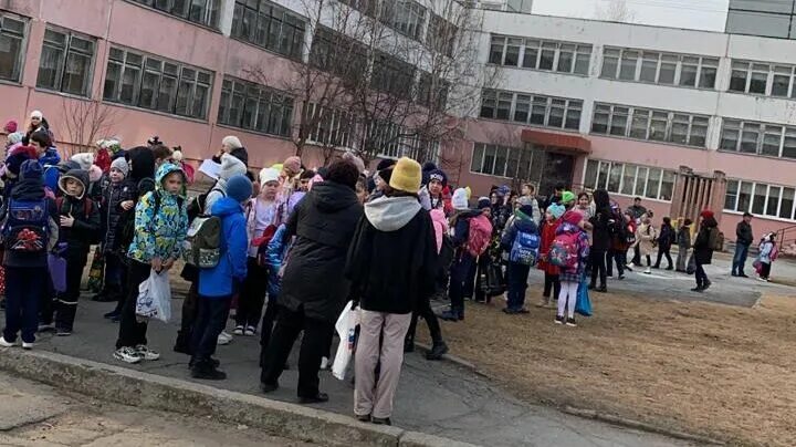 Эвакуация школ Хабаровск. Эвакуация в школе. В Хабаровске заминировали школы. 7 Школа Хабаровск.