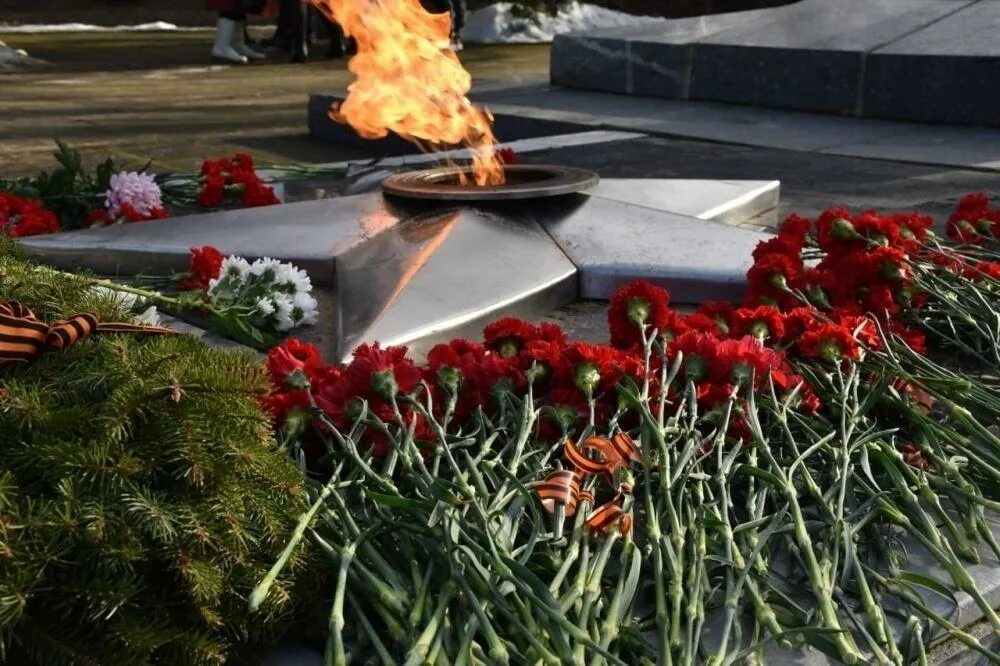 Митинг 9 мая у обелиска села. Цветы у обелиска. митинг ко дню победы. митинг у обелиска ко дню победы. ветеран у обелиска.