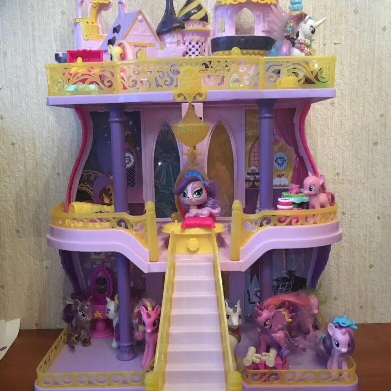замок пони принцессы селестии - кантерлот. игровой набор hasbro замок кантерлот. игровой набор hasbro замок кантерлот b1373. пони замок принцессы селестии. замок принцессы селестии.
