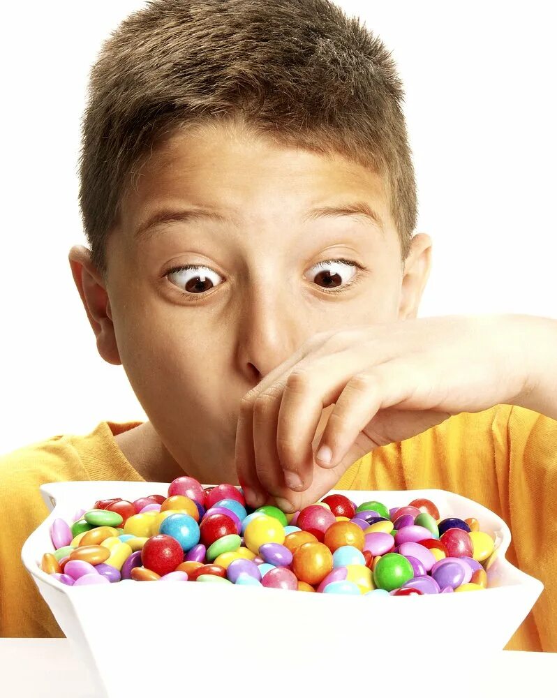 Eats lots of sweets. Сладости для детей. Конфеты детям. Мальчик ест конфеты. Детские сладости конфеты.