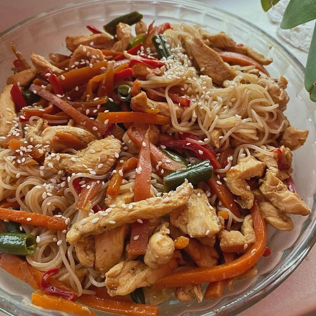 Фунчоза с курицей. Фунчоза рецепт с овощами и соевым соусом. Фунчоза рецепт с овощами и соевым соусом. Фунчоза. Фунчоза с куриной грудкой.