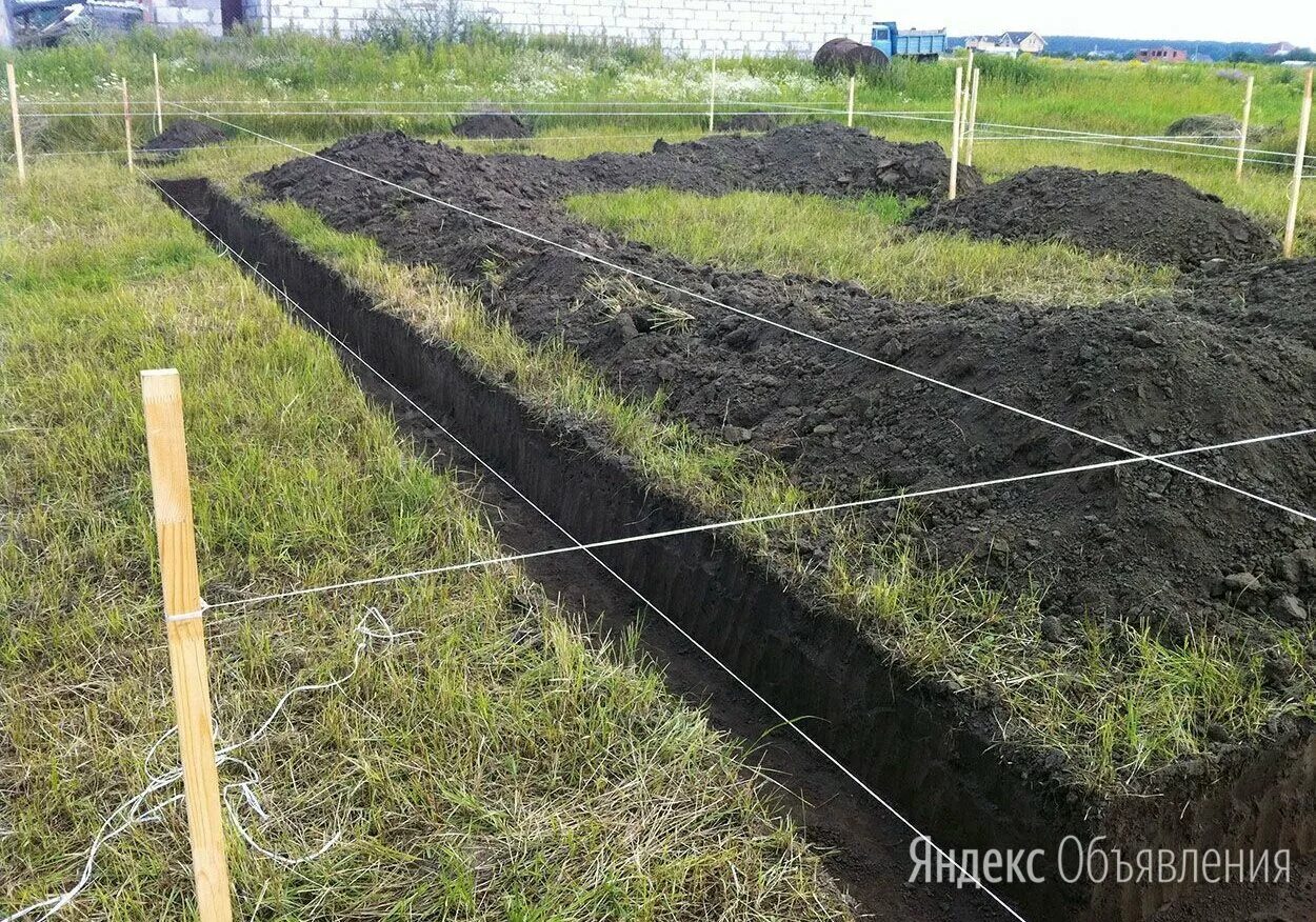 Мульча спирея приствольный круг. Траншея под ленточный фундамент. Ленточный фундамент без опалубки в земле. Планировка участка выравнивание. Можно ли работать с землей.