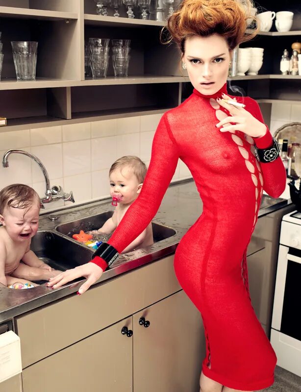 фотосессия мама и дочка с цветами. стильные мама и дочка. гламурные мамки. красивая фотосессия с дочкой. мама с дочкой в красном.