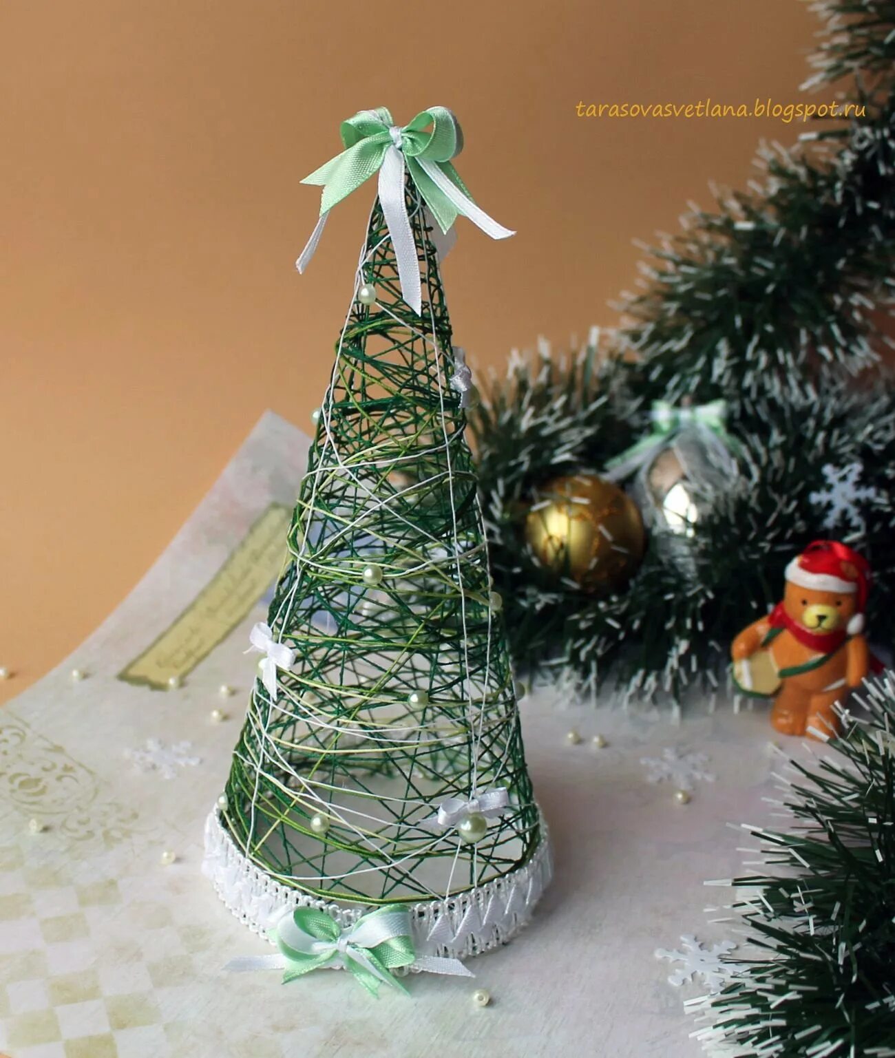 Елка из ниток и клея пошагово. Новогодняя елка из ниток. Поделка елка из ниток и клея пва. Елка из ниток. Поделка елка из ниток.