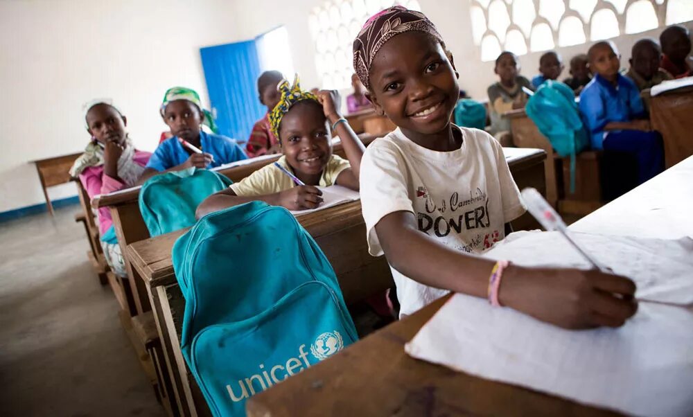 Оон юнисеф. UNICEF. ЮНИСЕФ ковид. United Nations children`s Fund (UNICEF). Женщина UNICEF.