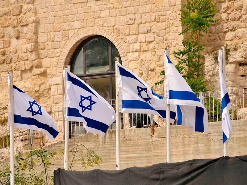 Граждане рф в израиле. Российское посольство в Израиле. Флаг России и Израиля.