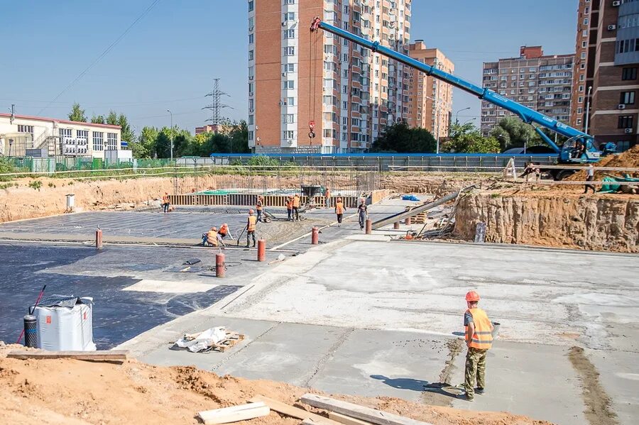 Строившийся одинцово. Строительство школы на 2200 мест. Строящийся бетон. Сош на 2200 мест жк гусарская баллада. Стройка в одинцово.
