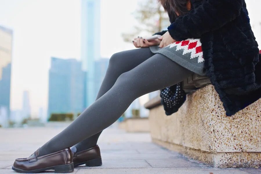 женщина черным колготки