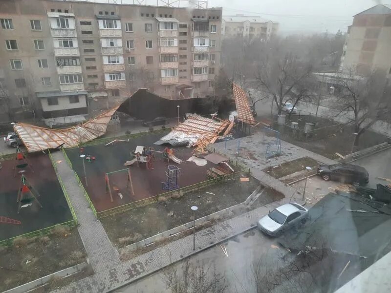 Буря в алматы сегодня. Ураган Алматы. Крыша пятиэтажки. Падающий дом. Ураган срывает крыши домов.