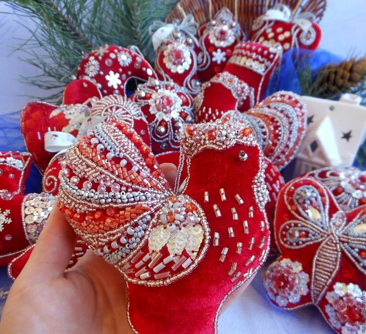 традиционные новогодние игрушки.