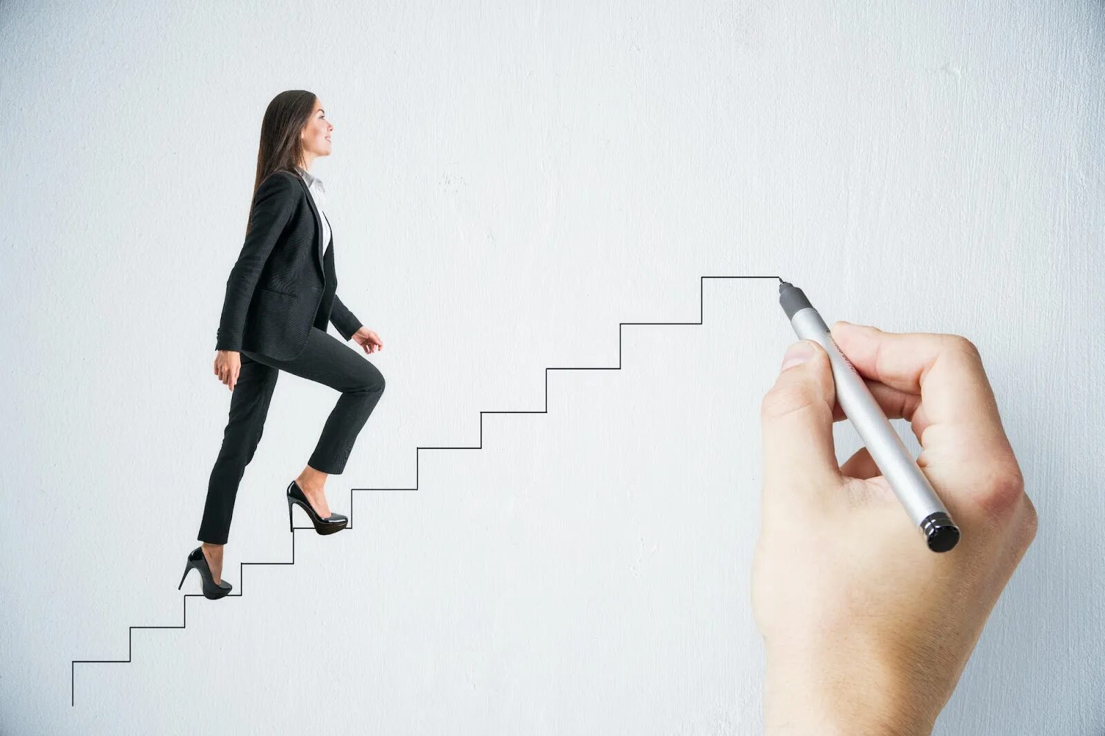 Карьерный рост. Шаг к успеху. Человек на лестнице успеха. Ступени достижения цели.