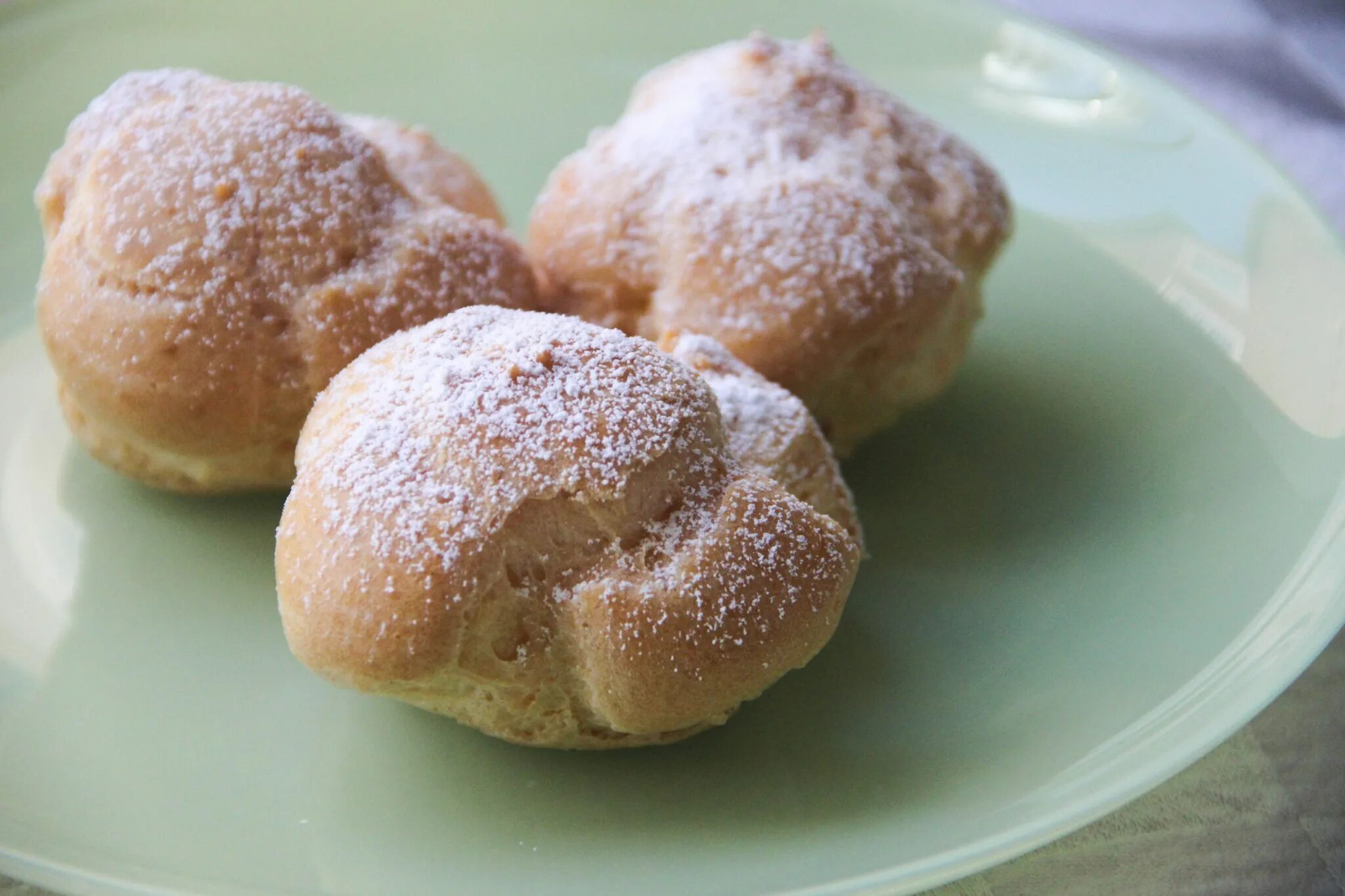 Булочки с конфеткой. Булочки с конфетами коровка. Choux Cream. Mochi choux Cream. Булочки с конфетами