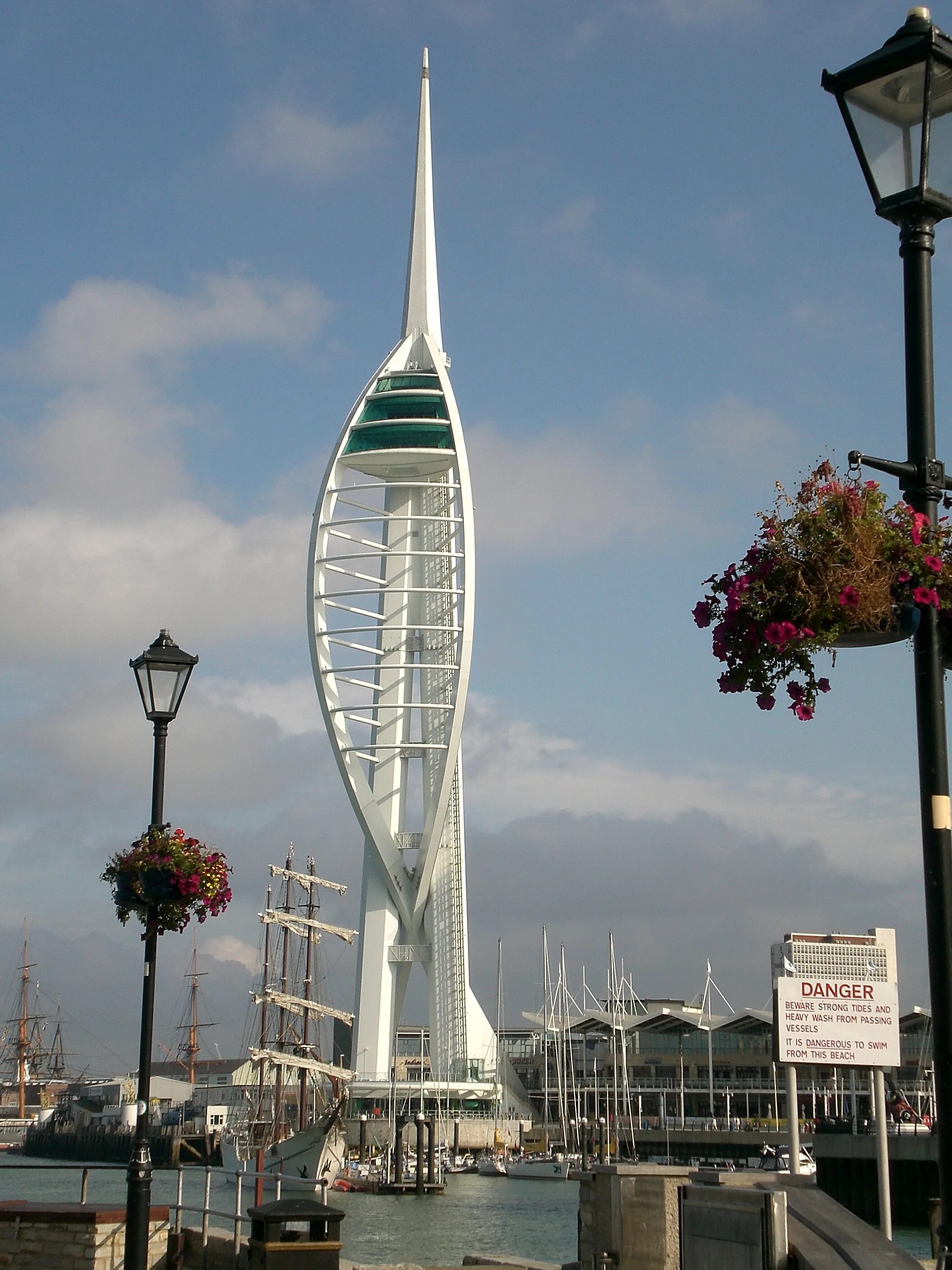 Башня спинакер Тауэр. Spinnaker Tower Портсмут. Дубай крик Тауэр. Башня в Дубай-крик Харбор.