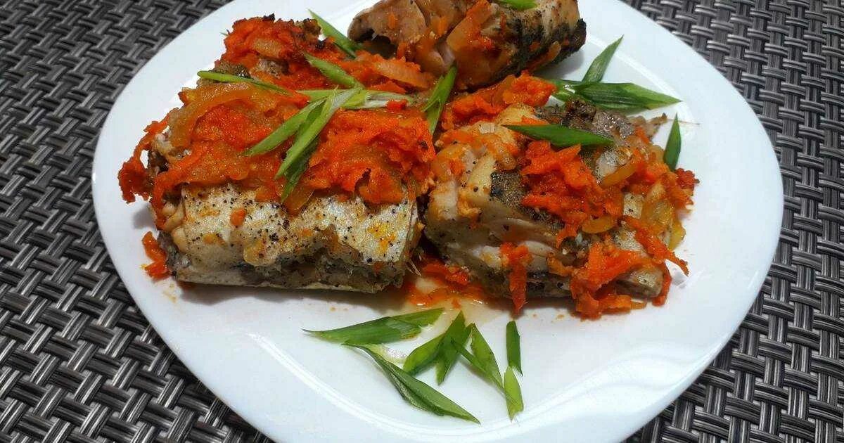 Рецепт минтая в духовке с морковью. Минтай печеный. рыба минтай запеченная. рыба минтай в духовке с овощами. сазан тушеный с овощами.