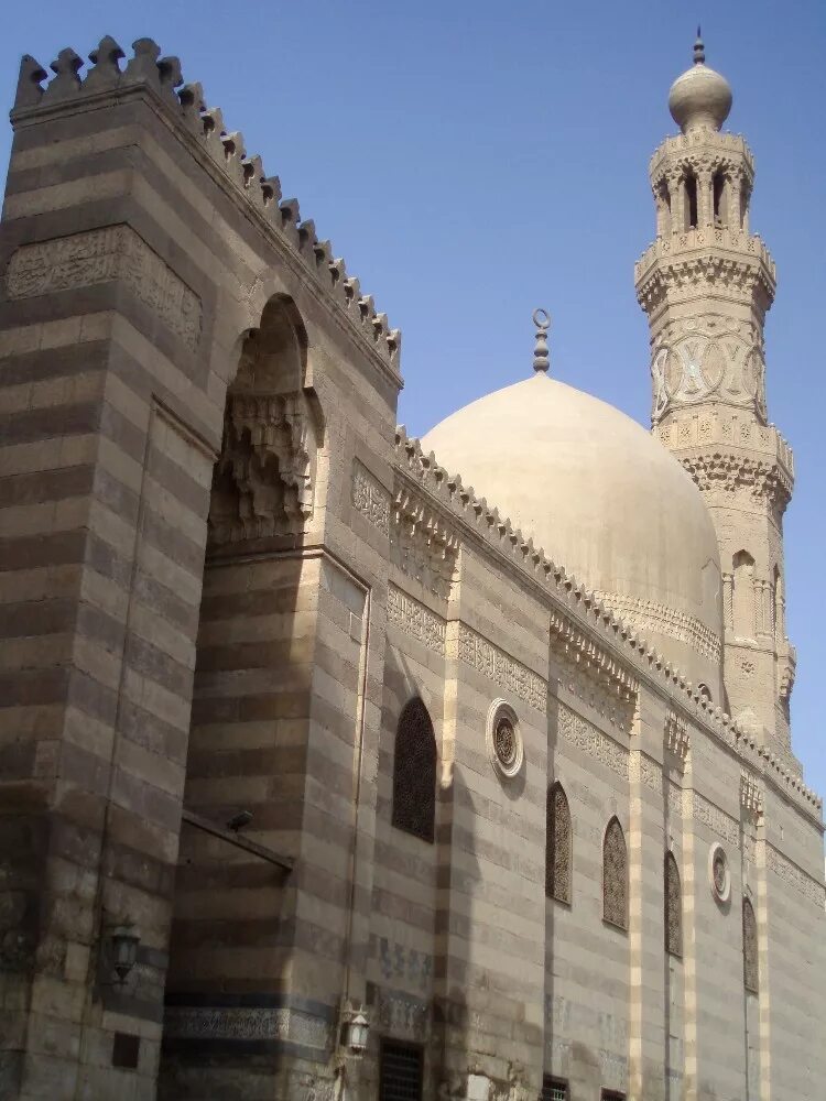 Северный каир. Средневековая архитектура Каира. Мечеть Бейбарса в Каире. Минарет мечети Хасана в Каире.. Комплекс Калауна в Каире.