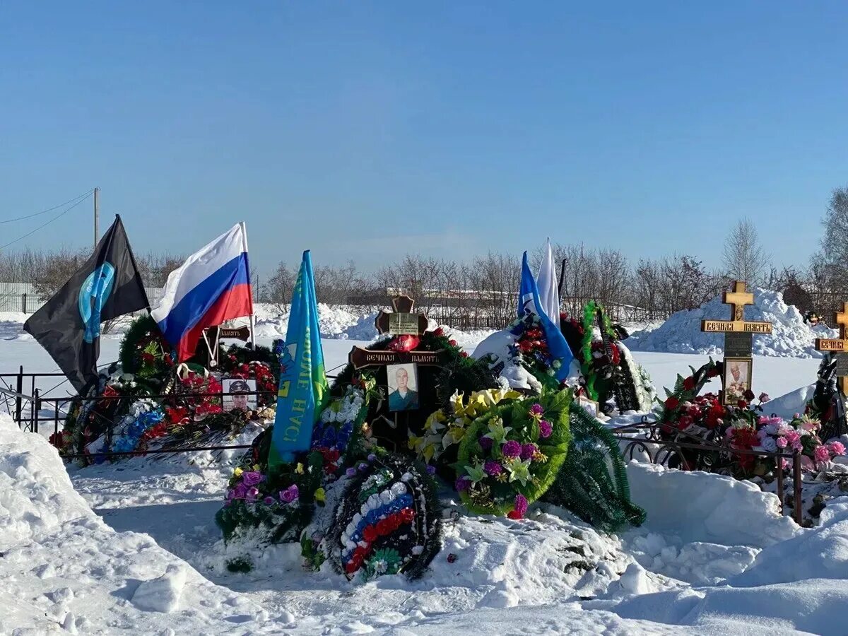 Сколько гибнут на сво. Кладбища погибших на сво в России. Могилы российских военных. Кладбища российских военных.