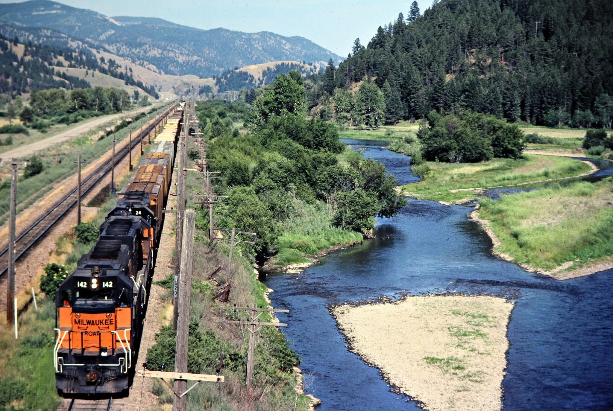 Milwaukee Road Railroad. Milwaukee Road class EF-1. Tadjikistan Rail Road. Wellington Railways Road Motor services.