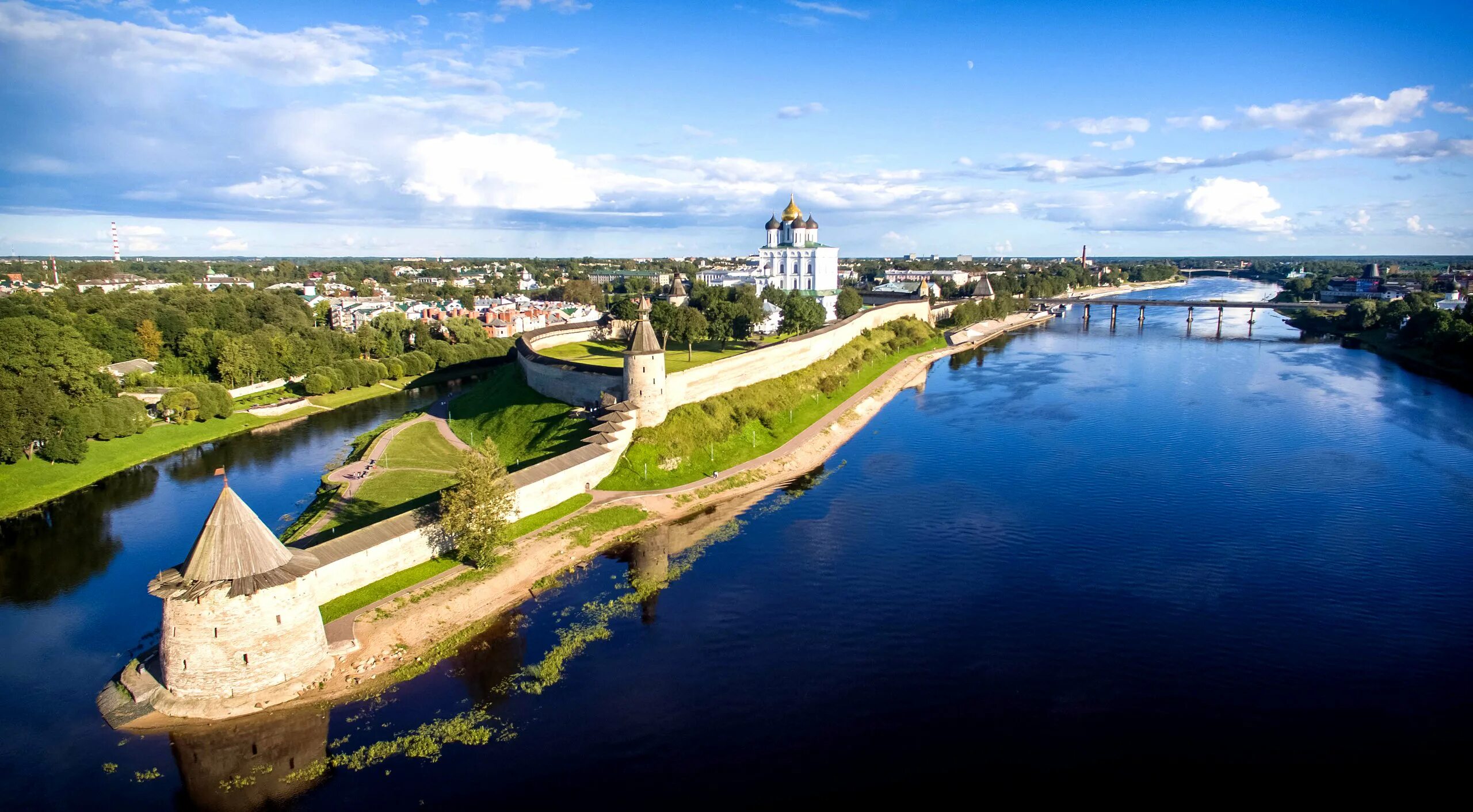 Бесплатные сайты пскова. Псковский Кремль Псков. Псковский кром Псков вид сверху. Город Псков Кремль. Псков кром вид сверху.