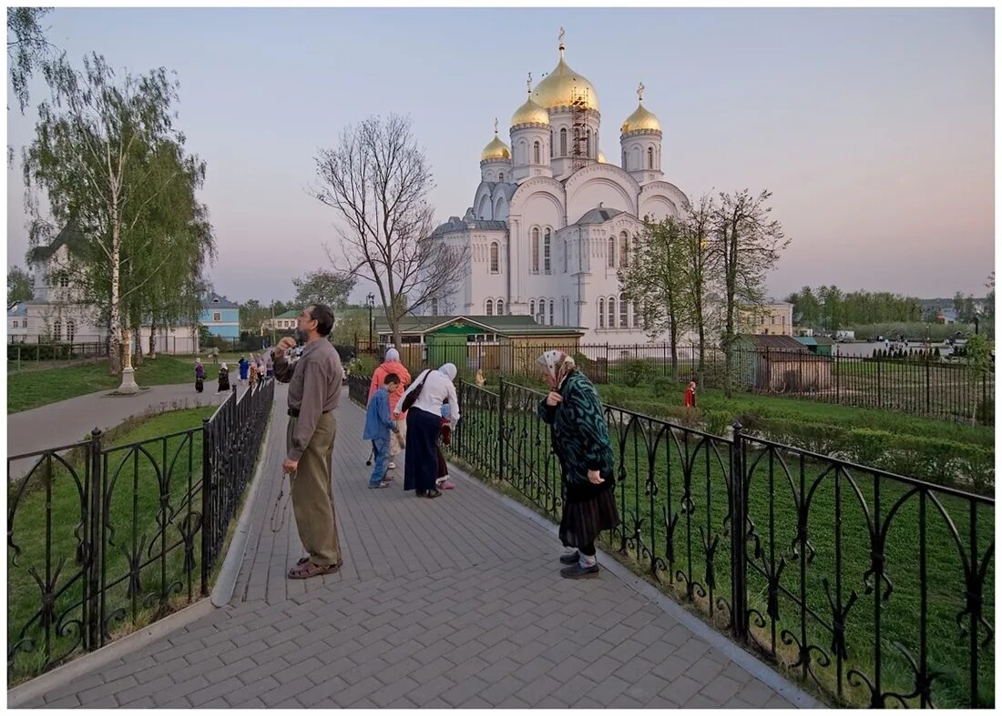 Дивеево остановиться. Дивеево Серафимо-Дивеевский канавка. Дивеево монастырь канавка.