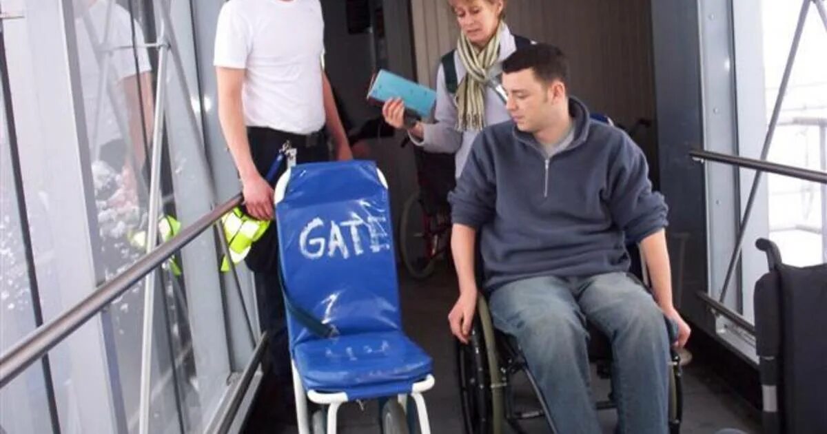 Инвалид в общежитии. Пассажиры с ограниченными возможностями аэропорт. Люди с ограниченными возможностями. Лица с ограниченными возможностями. Кресло для инвалидов в аэропорту.
