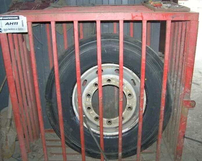 Накачка грузовых колес. Ас-506 клетка для накачки грузовых колес 1580х820х1540 интер. Кс-115 пост накачки грузовых шин. Бустер базука для накачки колес. Клеть для накачки шин кс-115.