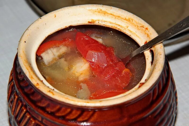 Кубанский борщ со шпиком. Борщ на белом фоне. Борщ боярский в горшочках. Тыква с фасолью в горшочке. Горшочки в духовке с мясом и картошкой и грибами.