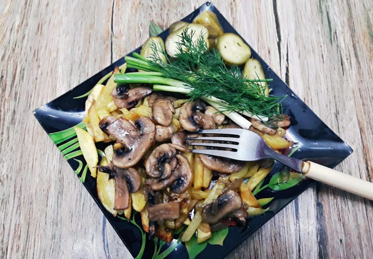 Блюдо с шампиньонами и картошкой. Жареная картошка с грибами. картофель жареный с грибами. картофель жареный с шампиньонами. картошка жареная с грибами шампиньонами.