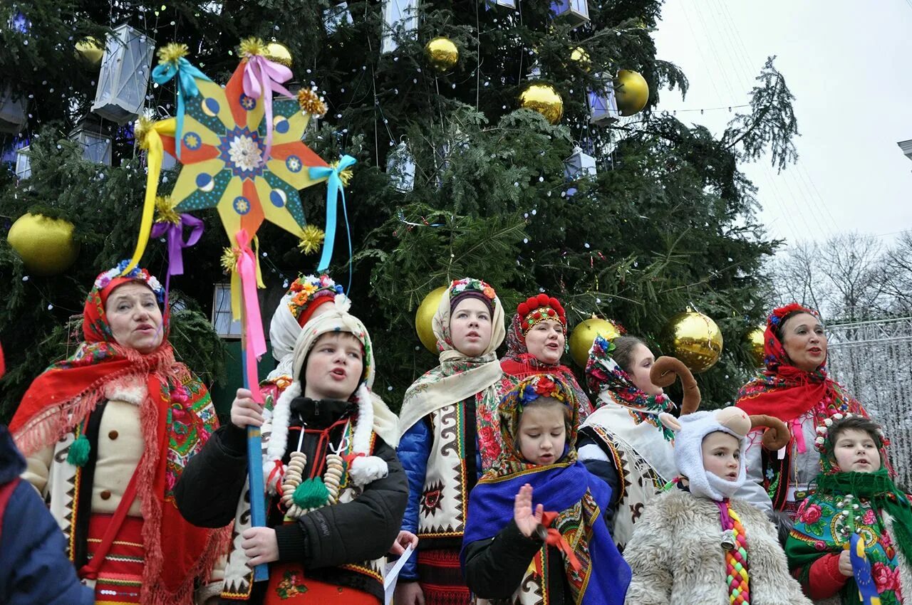 Когда празднуют рождество в украине. Украинские праздники Рождество. Празднование Рождества. Рождественские гуляния. Празднование Рождества в России.