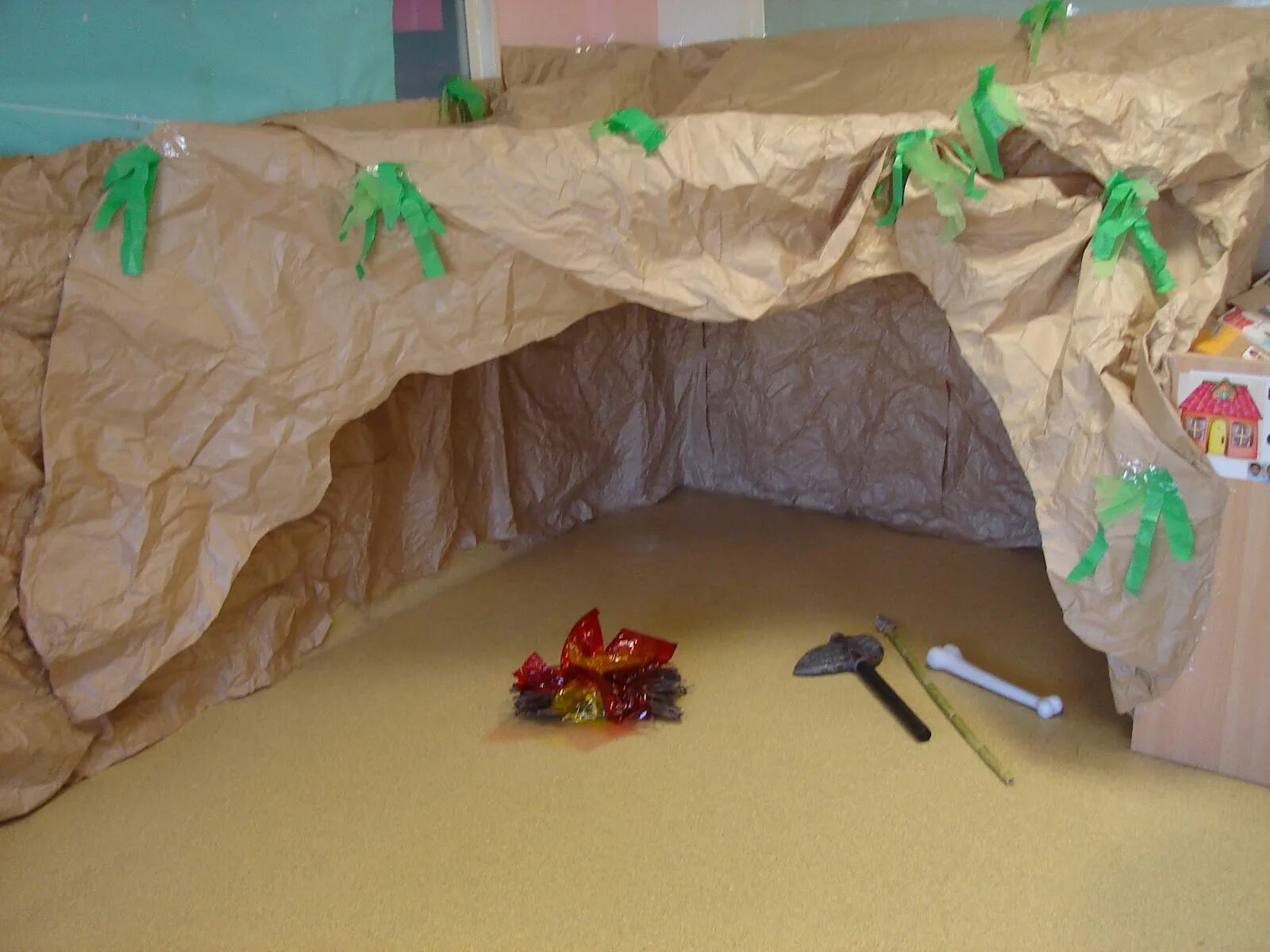 Как сделать пещеру. Пещера динозавров. Как сделать пещеру. Пещера вертеп рождественский. Пещера из картона.