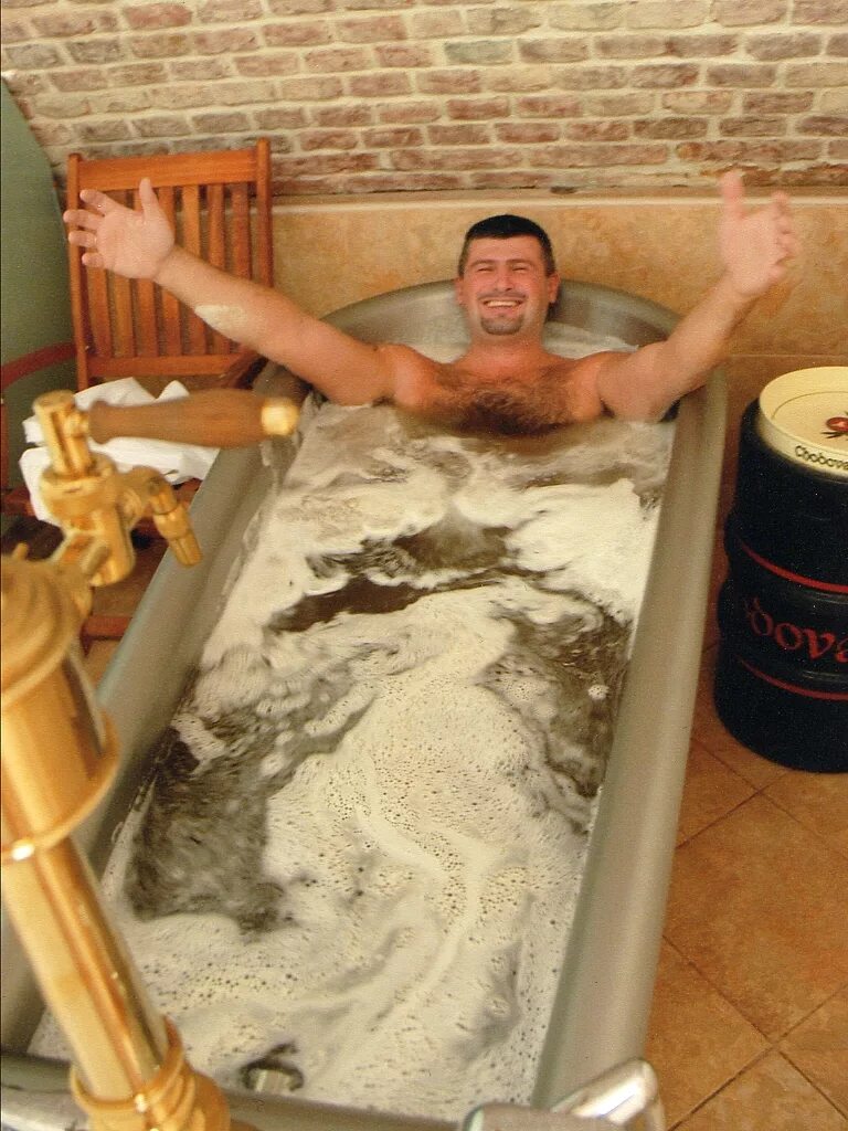 Мужик в ванне с пивом. Ванна с шампанским. Пивное джакузи.