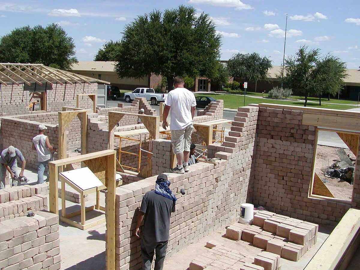 Natural building materials. Natural building materials. Соломенные панели экодом. Блоки из прессованной соломы. Дом из соломы.