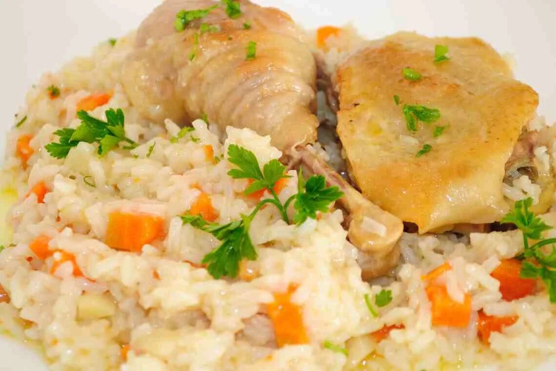 Рецепт приготовления курицы с рисом. Рис с курицей. Рис с курицей в мультиварке. Куриная голень с рисом. Куриные бедра с рисом.