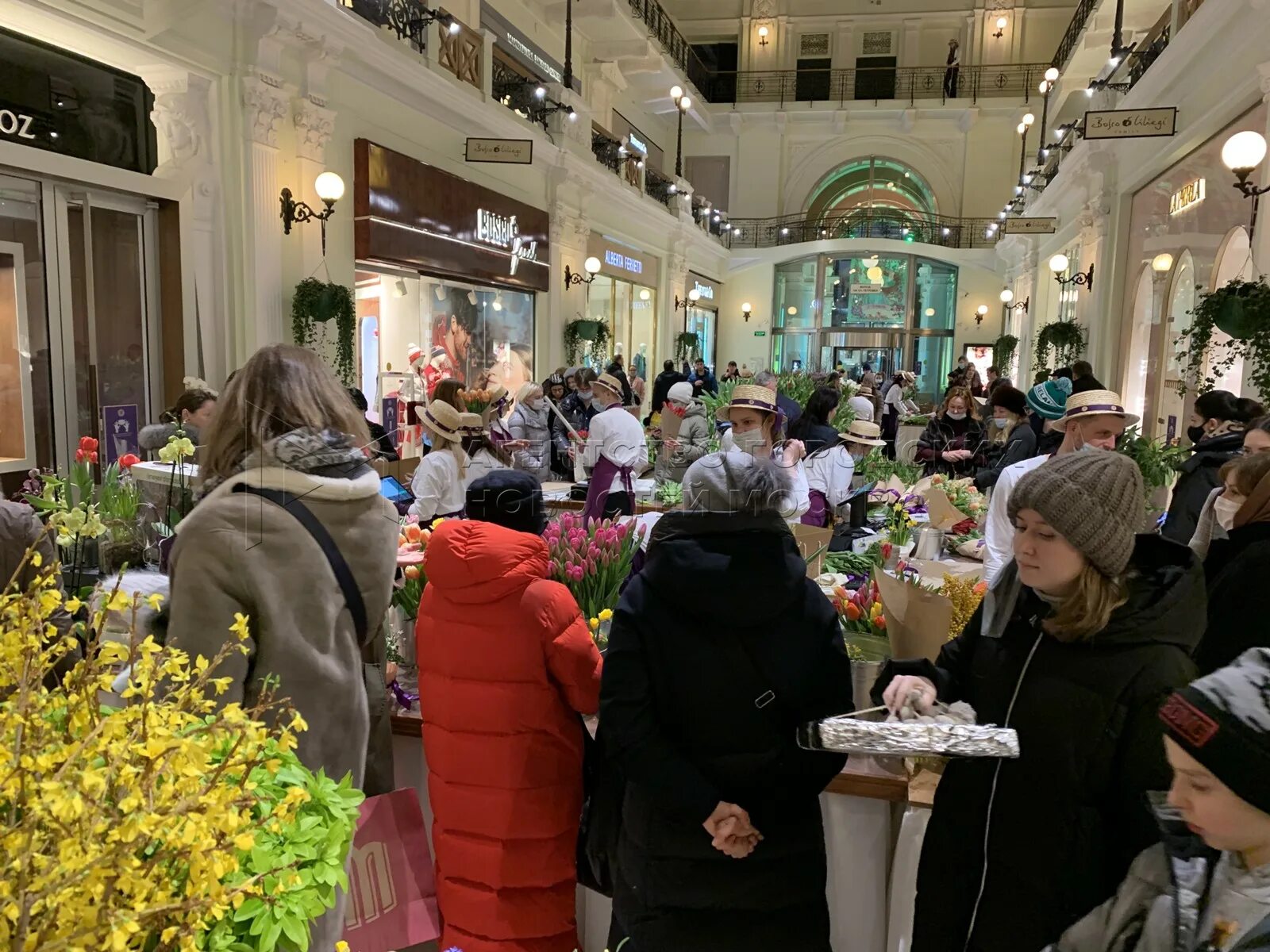 Петровский пассаж выставка. Петровский Пассаж Москва цветочный базар. Петровский Пассаж ярмарка цветов. Петровский Пассаж в Москве тюльпаны.