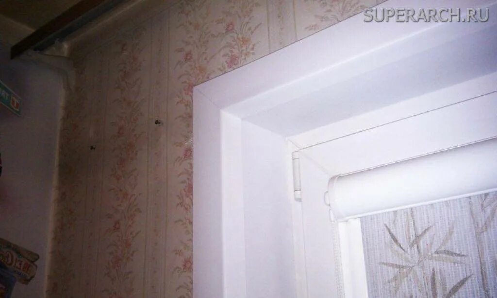 Как приклеить уголок на откос окна. Уголки на откосы окон. уголок для откосов пластиковый для окон. плинтус на окна для откосов. плинтус на окна для откосов пластиковый.