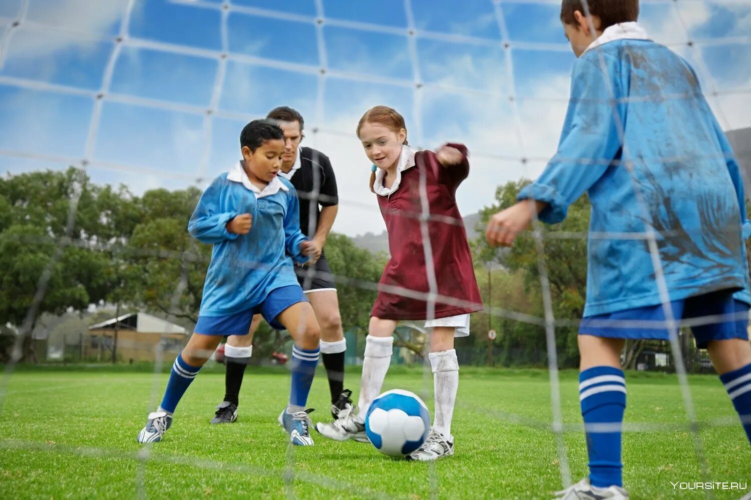 Летом играем в футбол. Футбол дети. Мальчик футбол. Спорт футбол дети. Футбол для малышей.