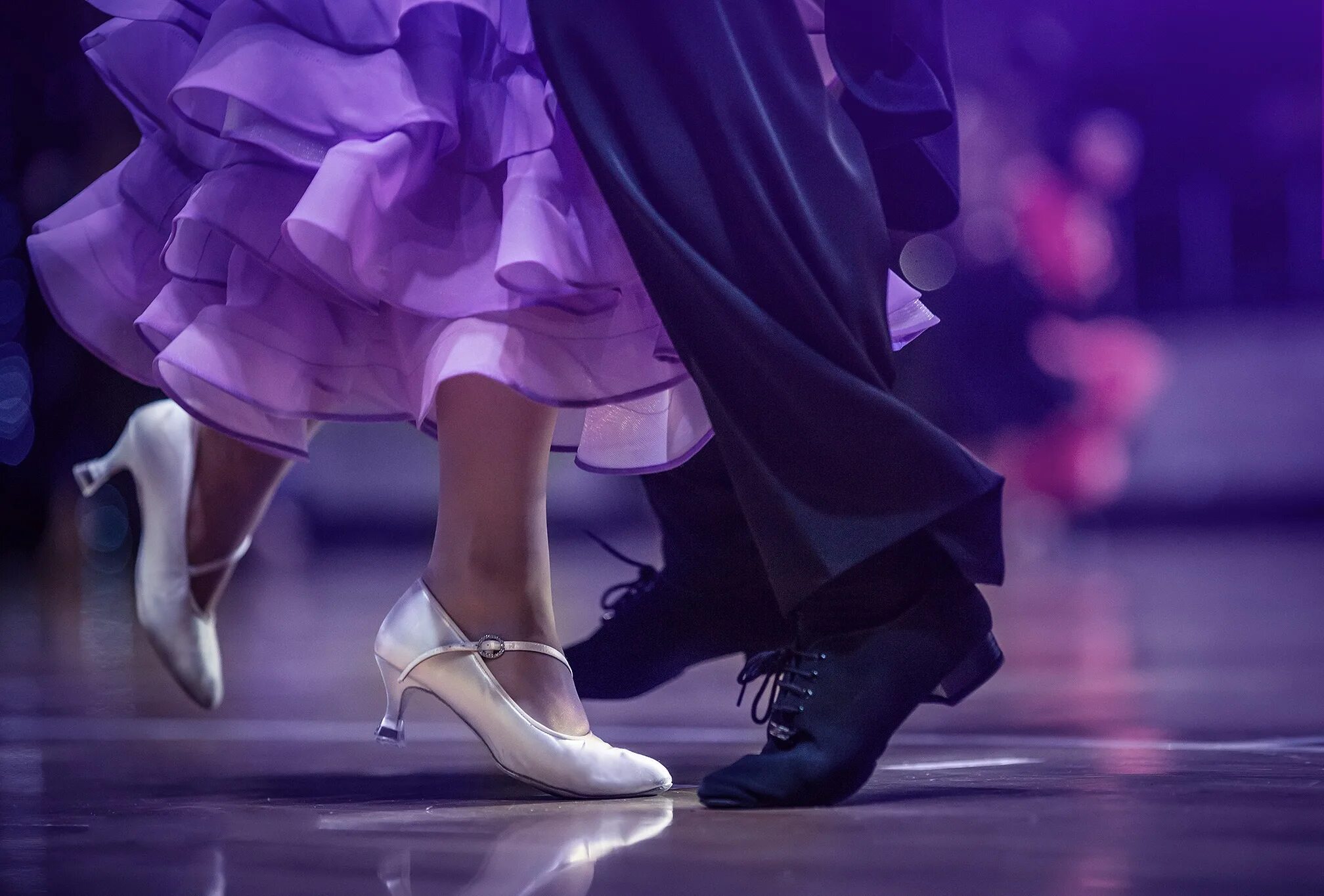 Танец танцуют ногами. Танец танцуют ногами. Клубные танцы. Ноги танцуют. Мужские и женские ноги.