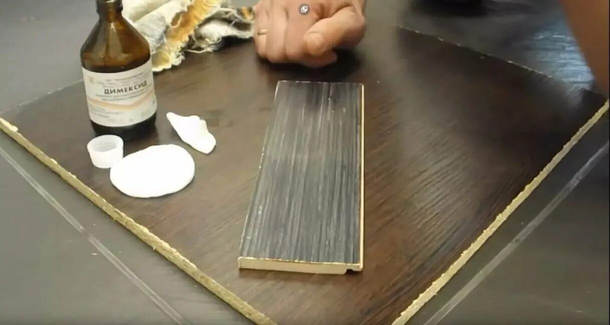 Как убрать клей после скотча. Клей от пластмассы. Чем убрать клей. Растворитель клея супер момент. Чем убрать клей.