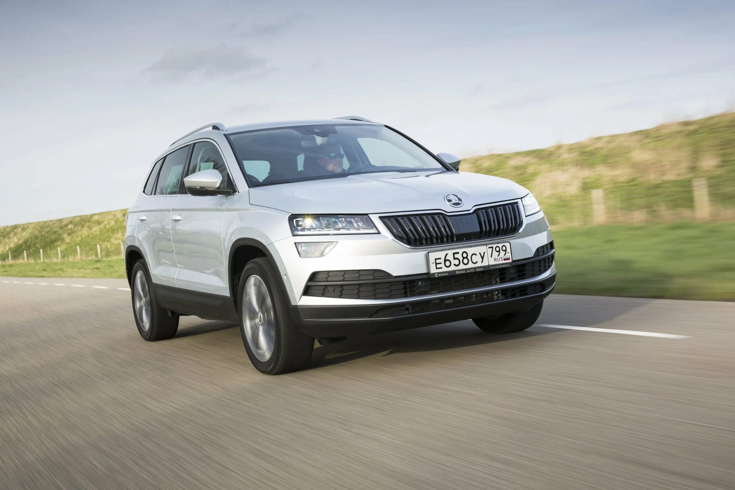 Шкода полные привод цена. Skoda Karoq 2022. Skoda Karoq 2021. Шкода Карок белая 2022. Шкода Карок 2022 в новом кузове.